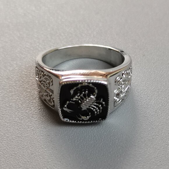 Jewelry - Nearly new women's classic fashion style rings